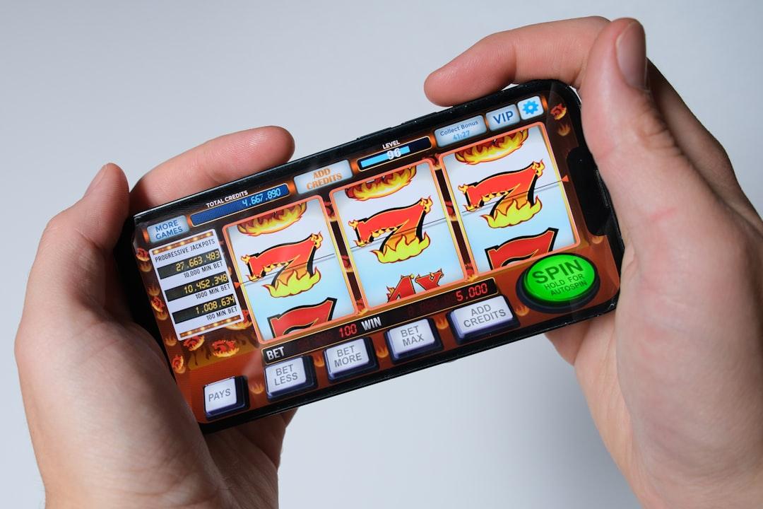 Seseorang bermain game slot melalui ponsel