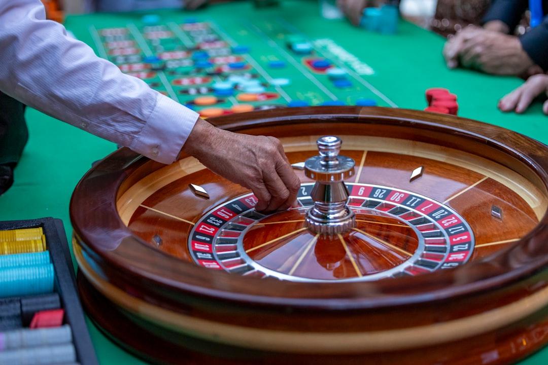 Pemain menempatkan taruhan di meja roulette bersama dealer