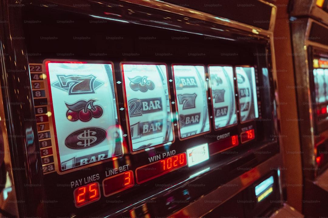 Deretan mesin slot modern di sebuah lantai kasino