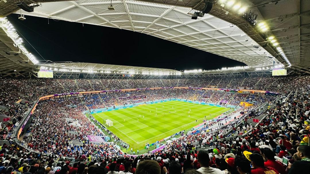 Stadion penuh penonton menyorot pertandingan